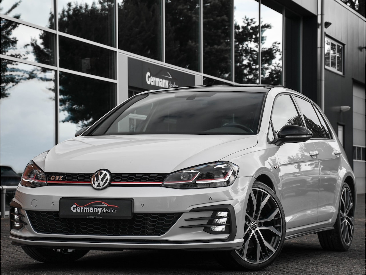 Volkswagen Golf - 2.0TSI 230pk GTI Pano 19'' Adaptieve Cruise LED Keyless Carplay/Android Auto - AutoWereld.nl