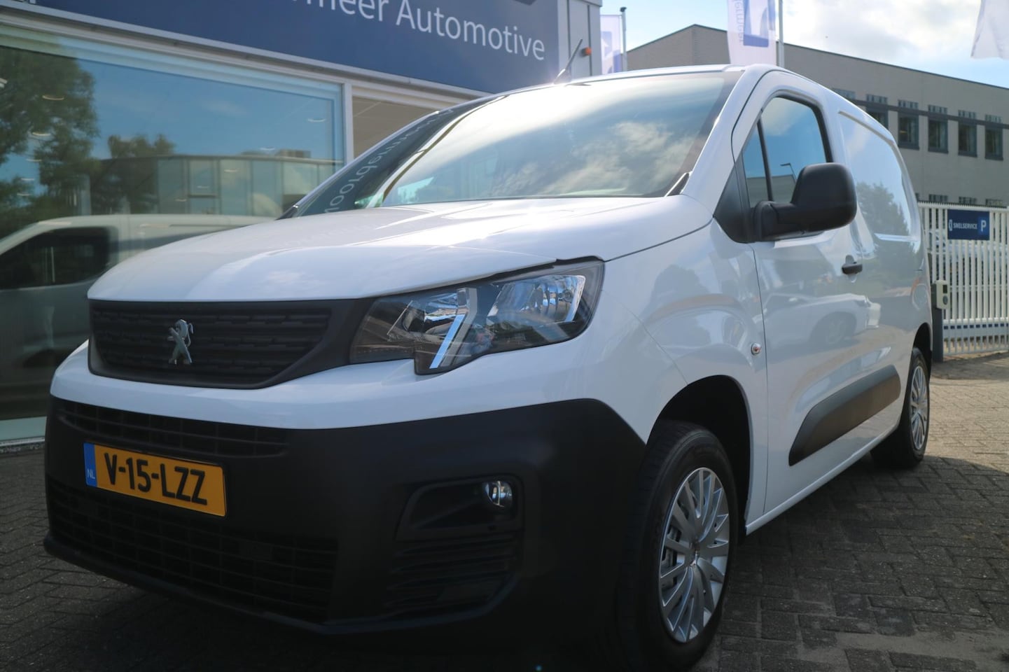 Peugeot Partner - 1.2 PureTech Premium navigatie / camera / carplay - AutoWereld.nl