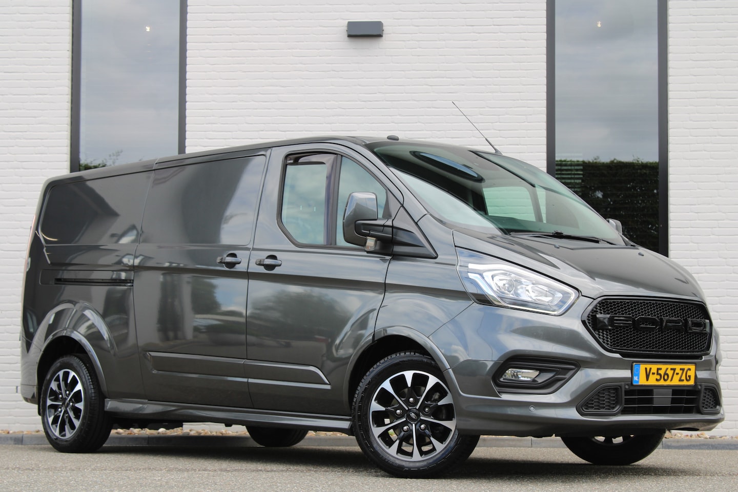 Ford Transit Custom - 310 2.0 TDCI / Automaat / L2H1 / Sport / 170 pk / Camera / Leer / Vol Opties / Nette Staat - AutoWereld.nl