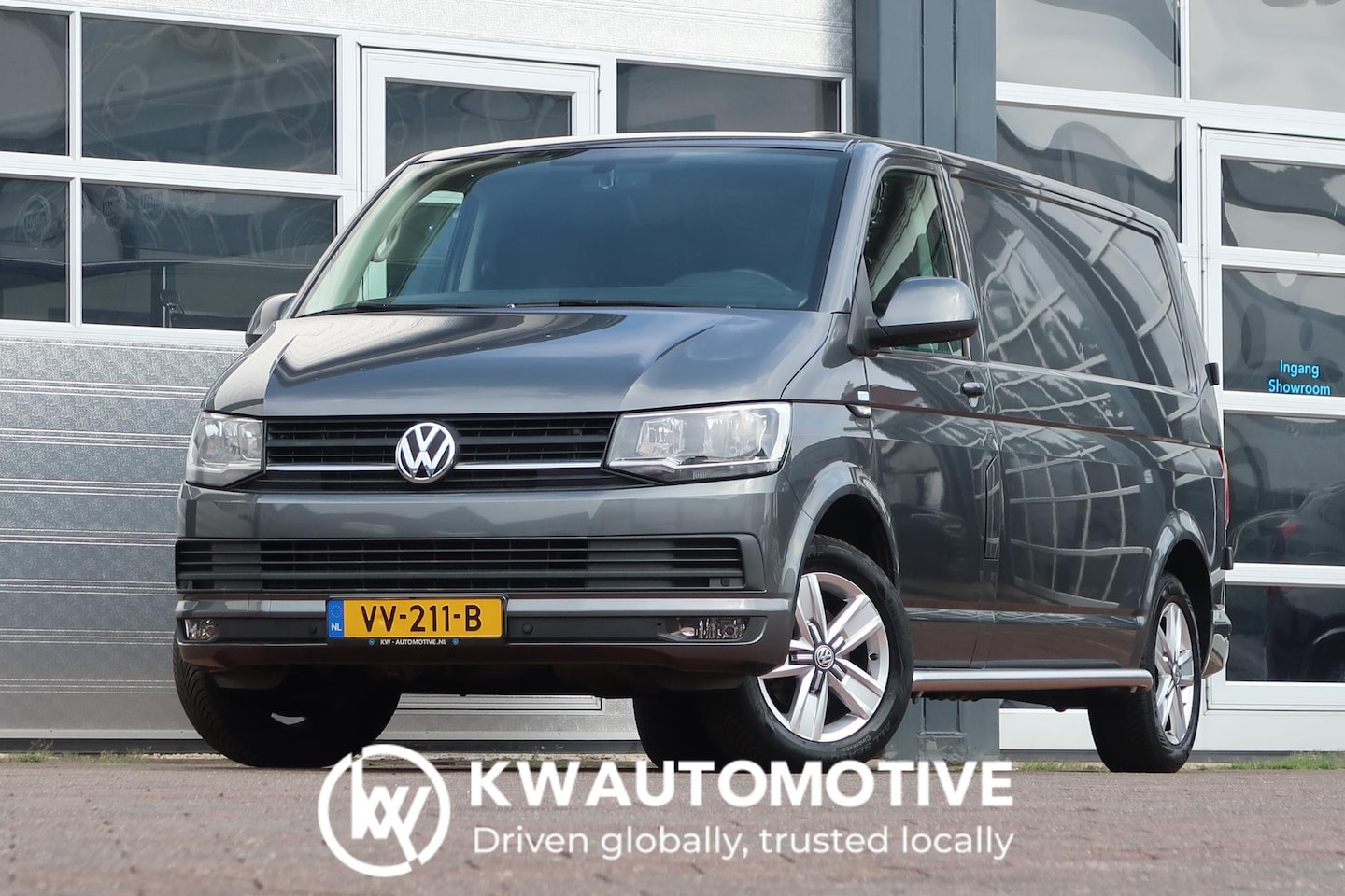 Volkswagen Transporter - 2.0 TDI L2H1 Highline AUT/ NAVI/ CAMERA/ CRUISE/ AIRCO/ LEDER/ TREKHAAK - AutoWereld.nl
