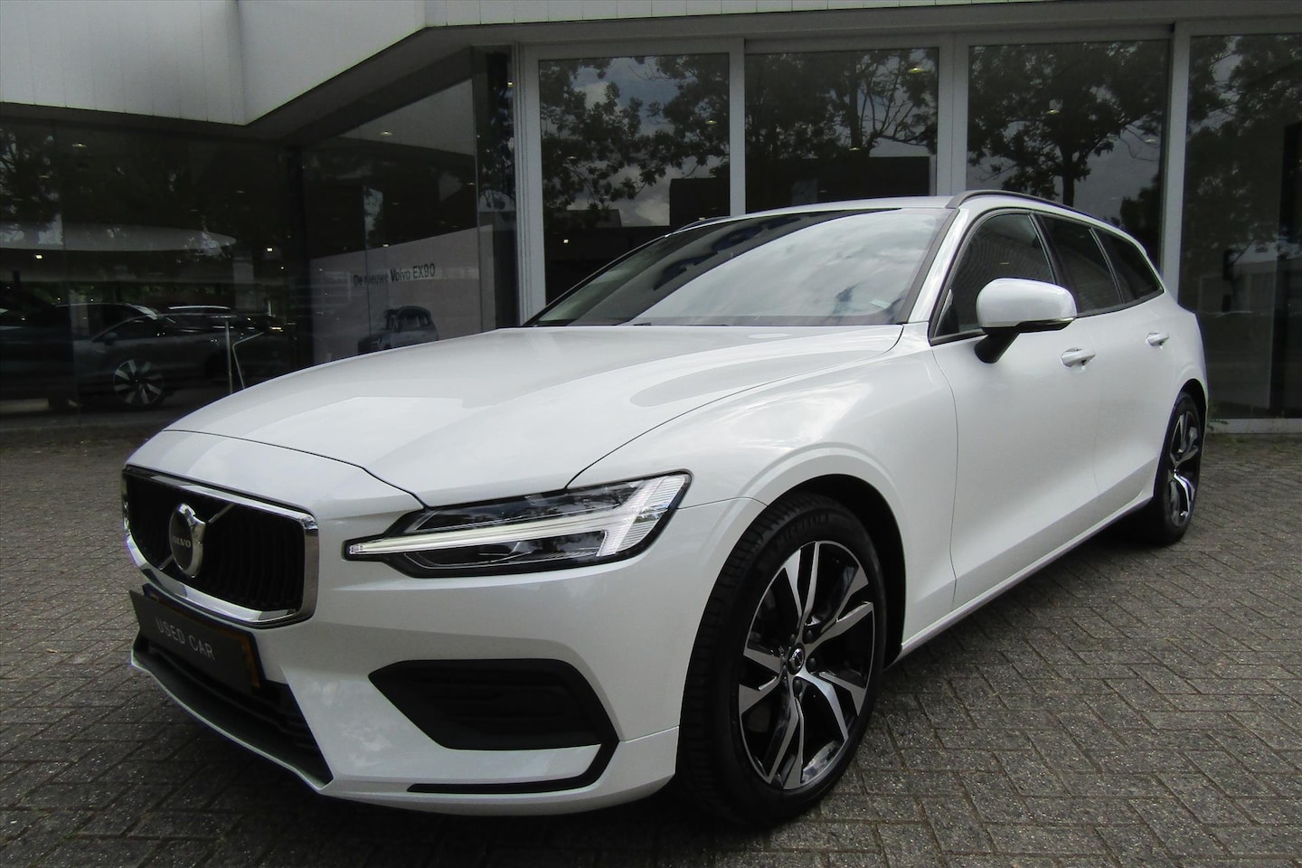 Volvo V60 - B3 MILD HYBRID AUT. ESSENTIAL EDITION | ADAPT.CRUISE CONTR. - AutoWereld.nl