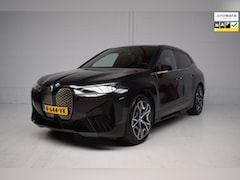 BMW iX - XDrive40 SPORT 77 kWh ORG.NED / NAP / SKY-LOUNGE PANORAMADAK / 360CAMERA / TREKHAAK / HARM