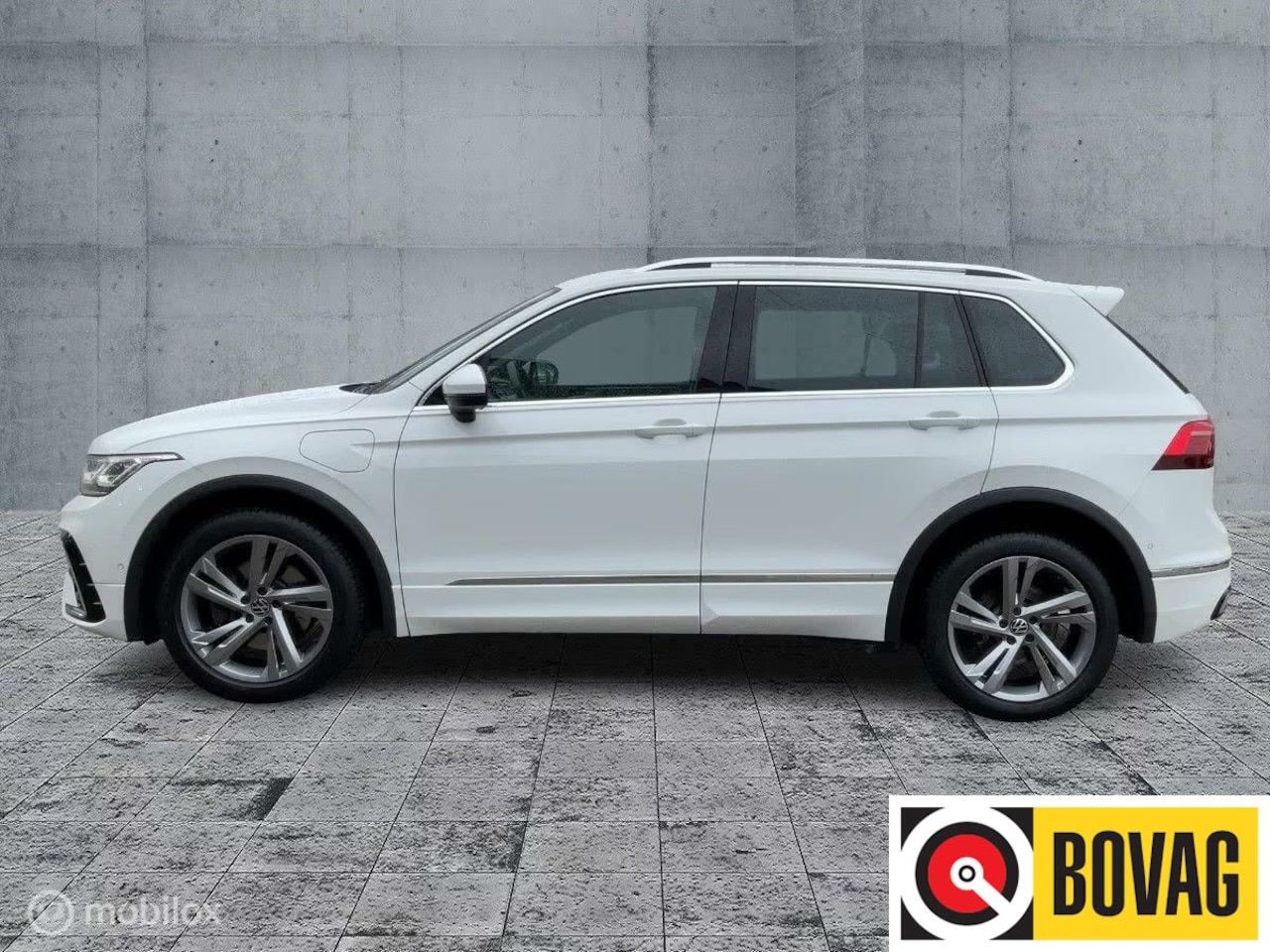 Volkswagen Tiguan - 1.4 TSI eHybrid R-Line I Camera I Trekhaak | Carplay - AutoWereld.nl