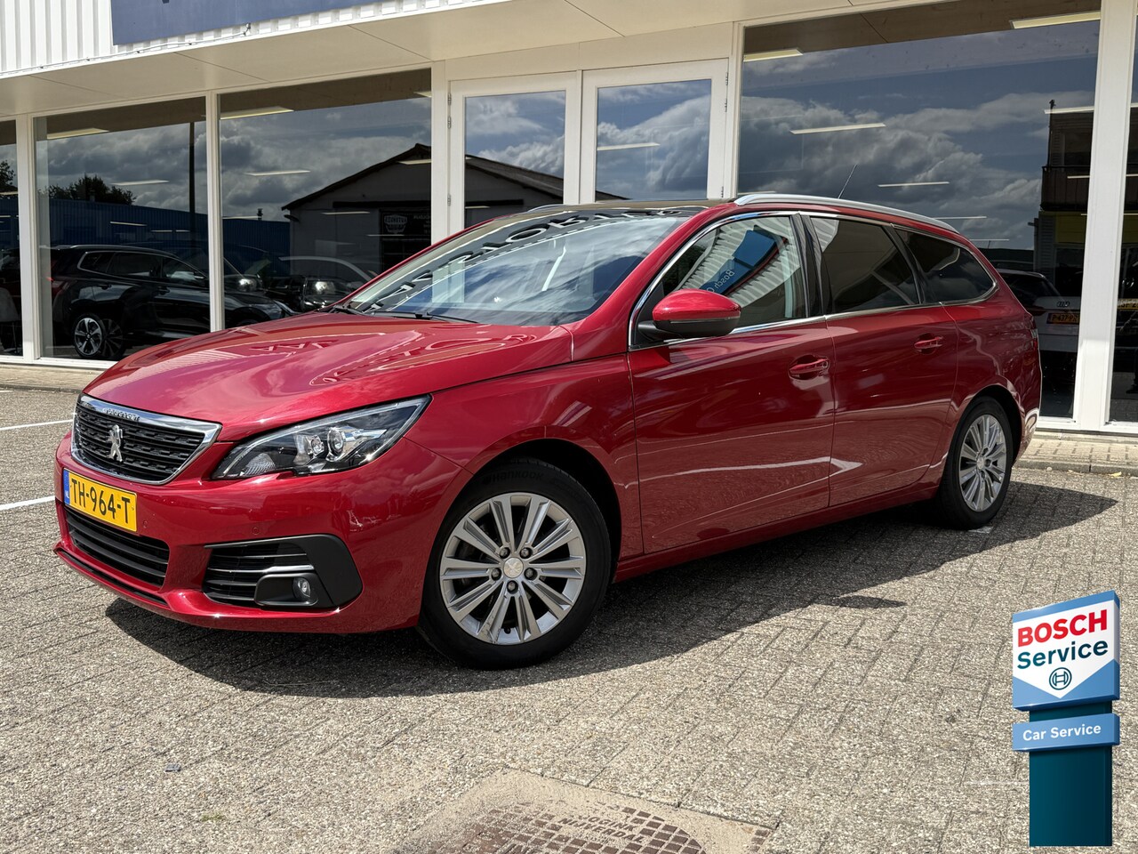 Peugeot 308 SW - 1.2 130pk PureTech Allure | Pano | DAB | Apple Carplay | PDC v+a | Navi | Regen- en Lichts - AutoWereld.nl