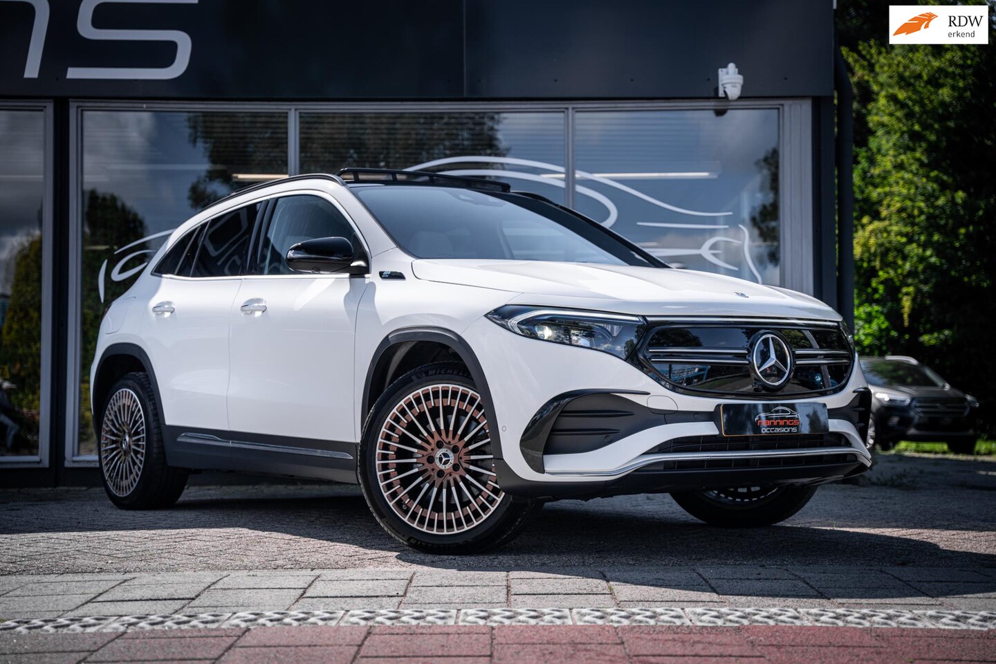 Mercedes-Benz EQA - 300 4MATIC AMG Line 67 kWh|Schuif/kanteldak|Stoelverwarming|Sfeerverl|Lederen bekleding - AutoWereld.nl