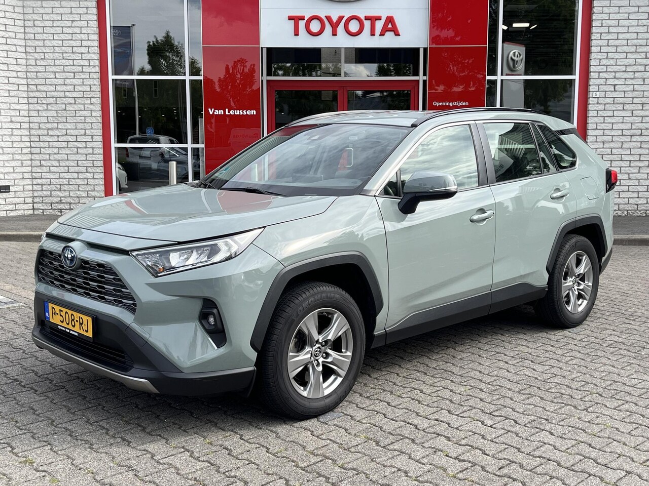 Toyota RAV4 - 2.5 HYBRID ACTIVE TREKHAAK PARKCAMERA APPLE/ANDROID NL-AUTO 1E-EIG DEALERONDERHOUDEN - AutoWereld.nl
