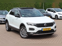 Volkswagen T-Roc - 1.5 TSI Sport / Trekhaak / Panoramadak / Camera / 18'' / Dodehoek / Elektr. achterklep / A
