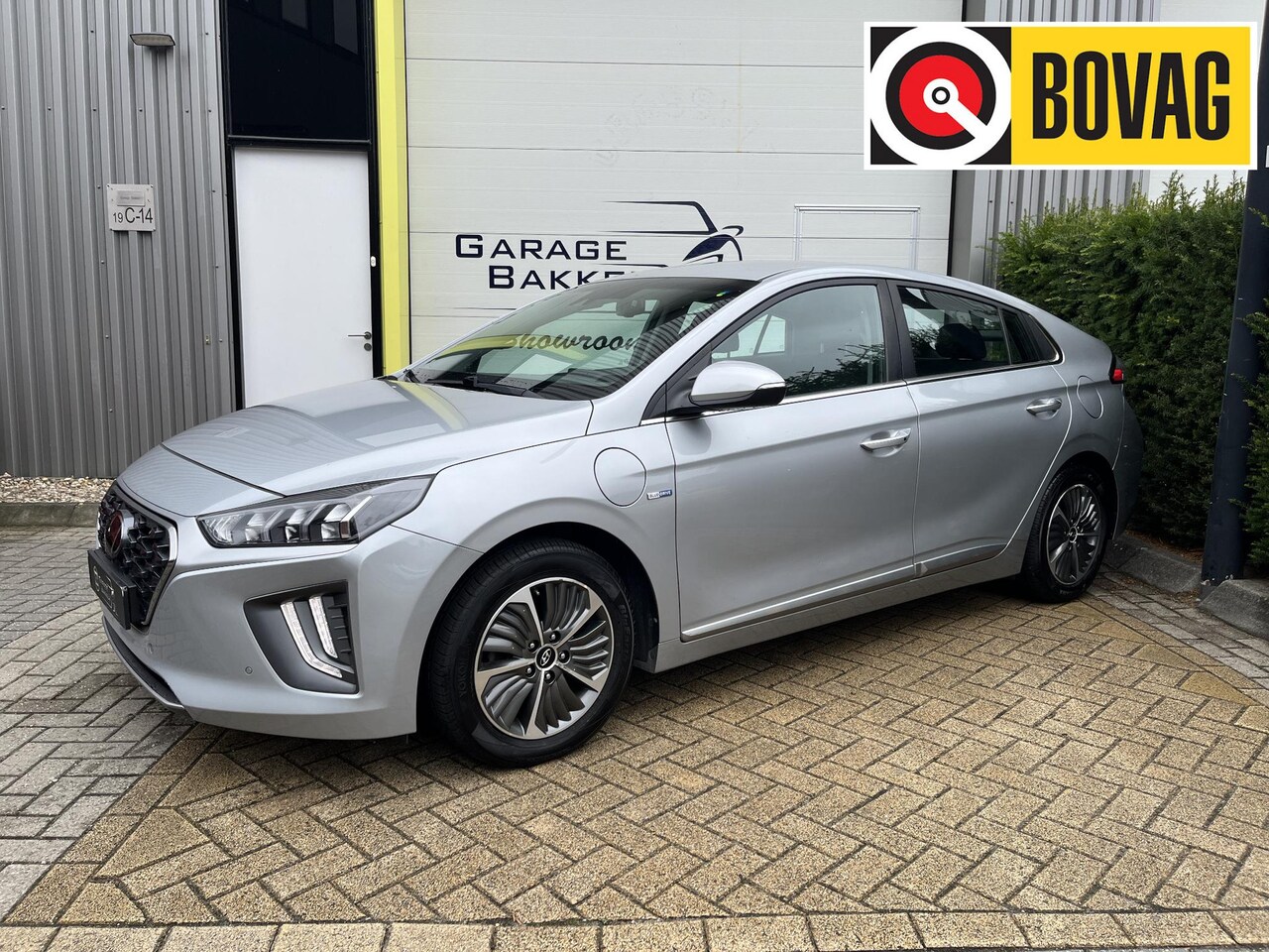Hyundai IONIQ - 1.6 GDi PHEV Premium LED, Camera, Stoel/Stuurverwarming, Dodehoeksensoren - AutoWereld.nl