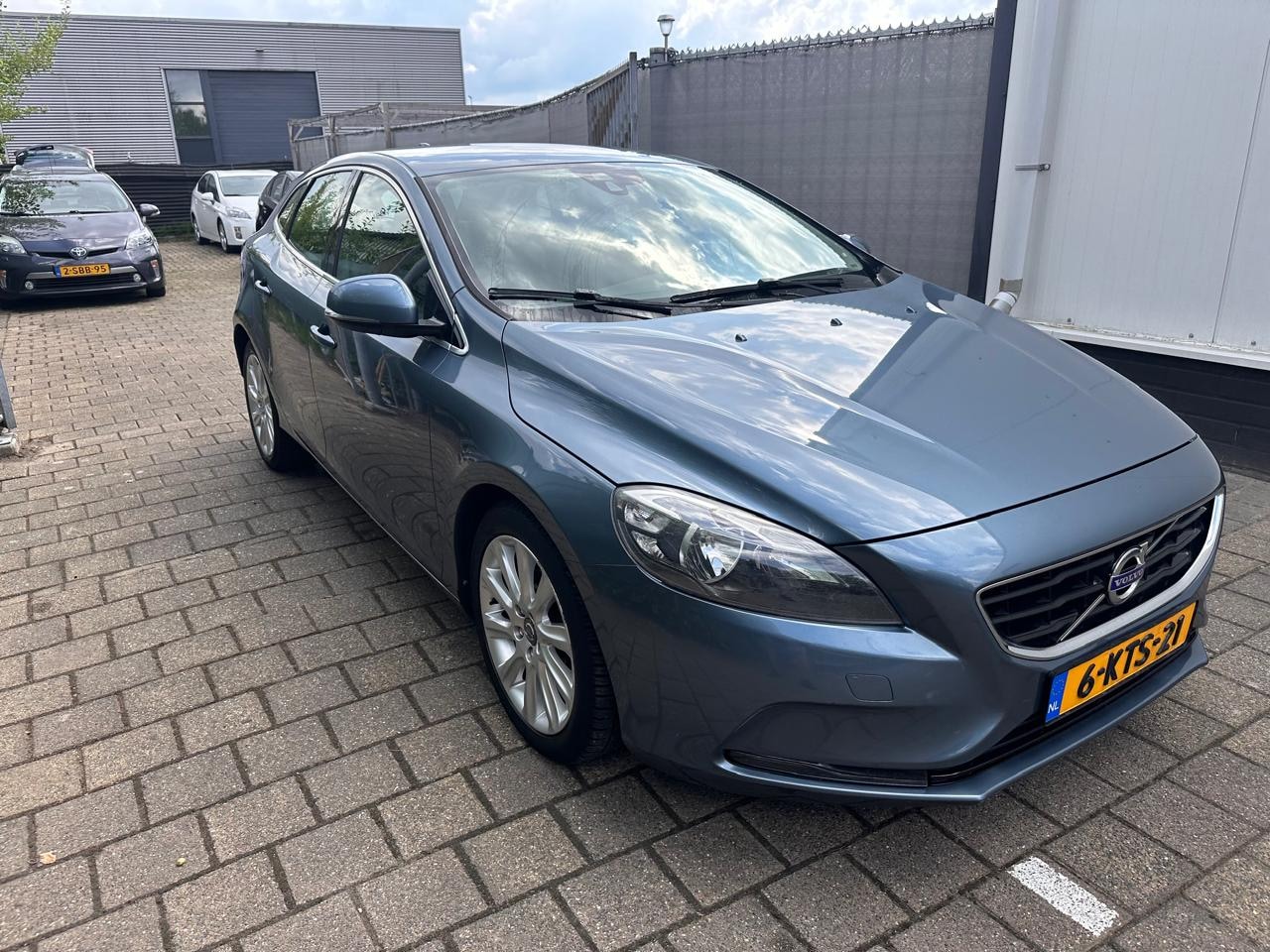 Volvo V40 - 1.6 D2 Summum Volvo V40 1.6 D2 Summum |FULL-LEATHER |NAVI-FULLMAP |COMFORT/HEATED-SEATS | 17''ALU - AutoWereld.nl