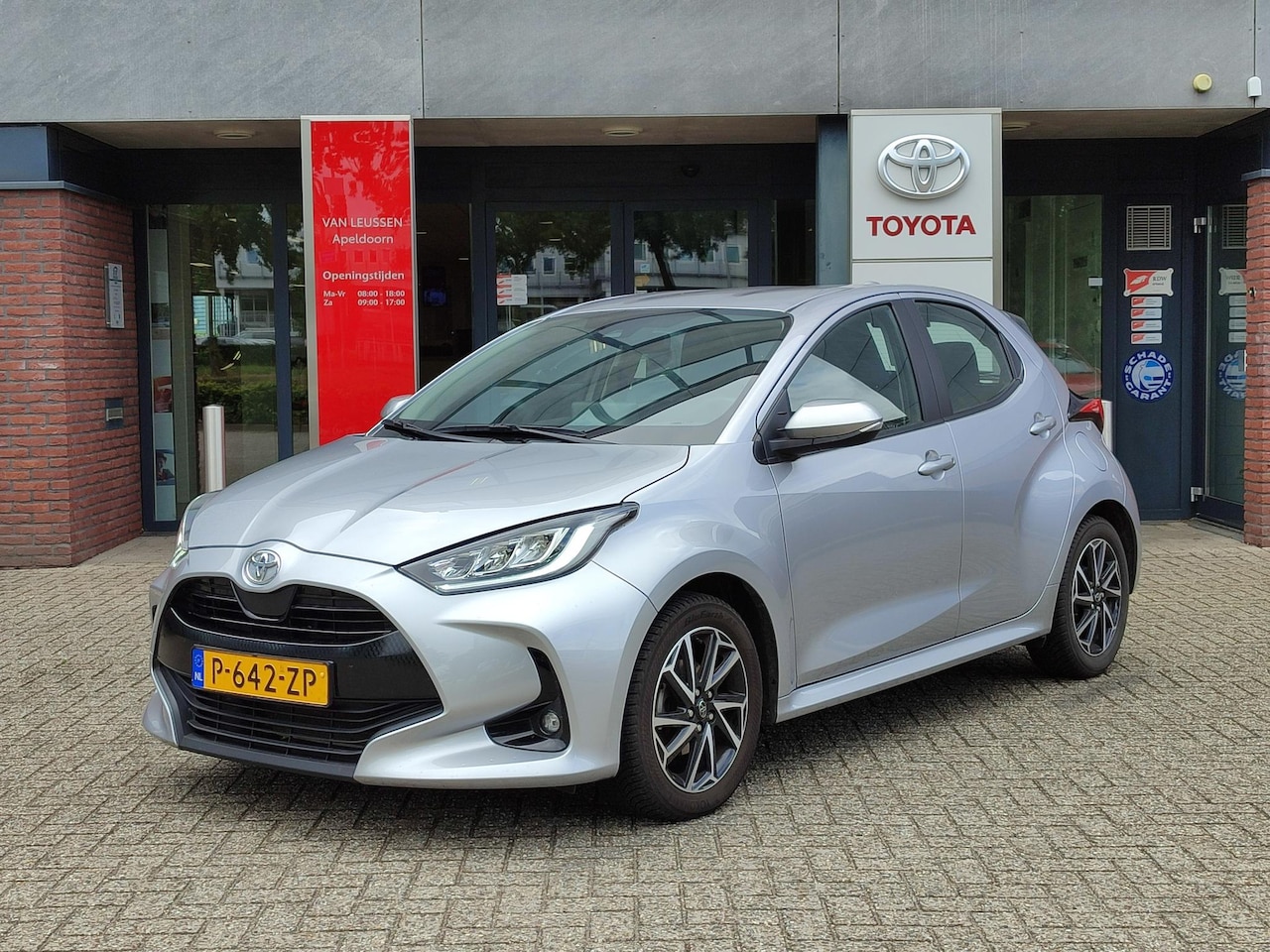 Toyota Yaris - 1.5 VVT-i DYNAMIC 125PK NAVI 4S-BANDEN CAMERA KEYLESS 16'' LM-VELGEN CAMERA AD-CRUISE AIRC - AutoWereld.nl