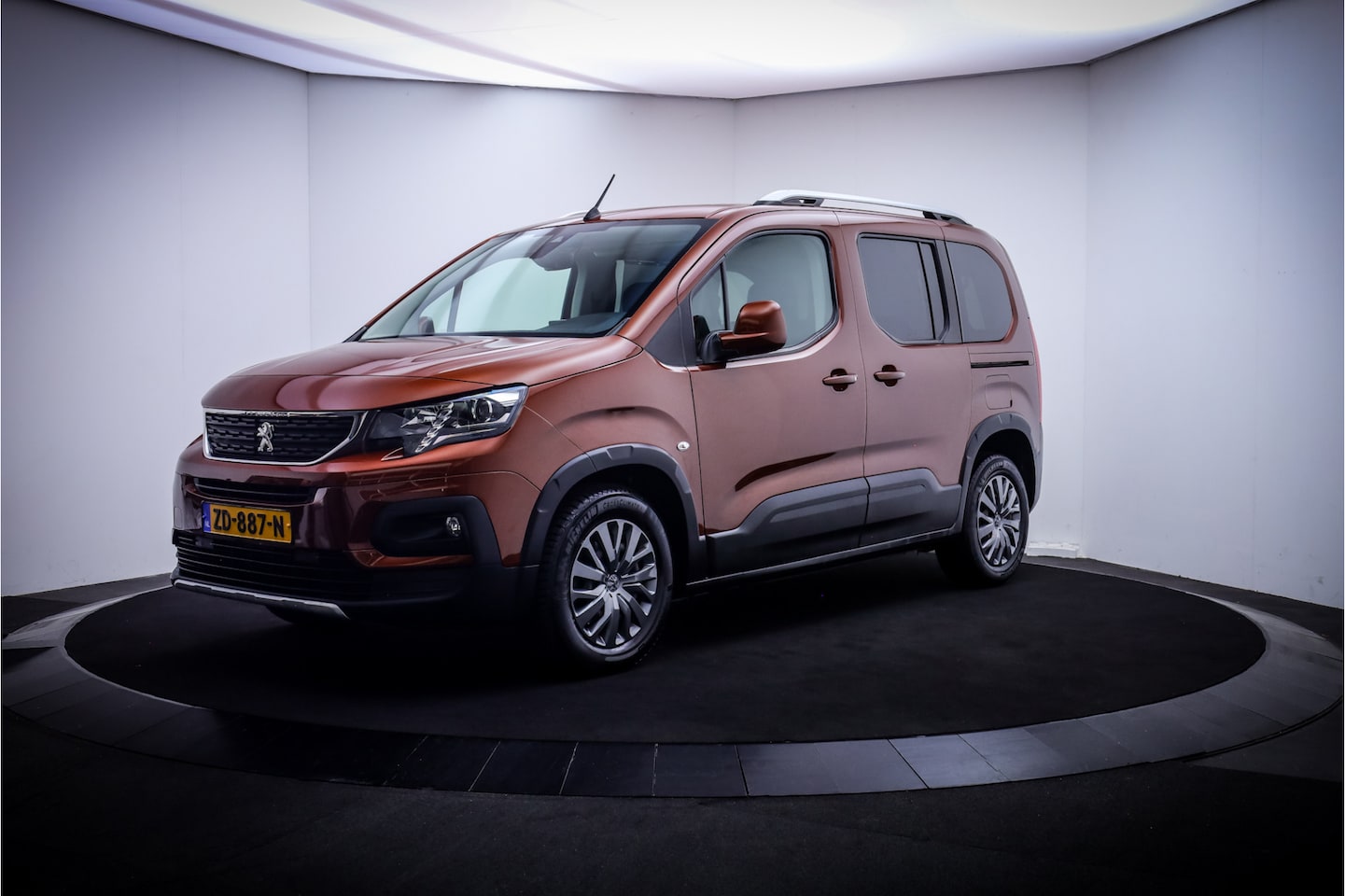 Peugeot Rifter - 1.2T ALLURE PACK NAVI | 360 CAM | TREKHAAK | CARPLAY | DAB | PDC V+A - AutoWereld.nl