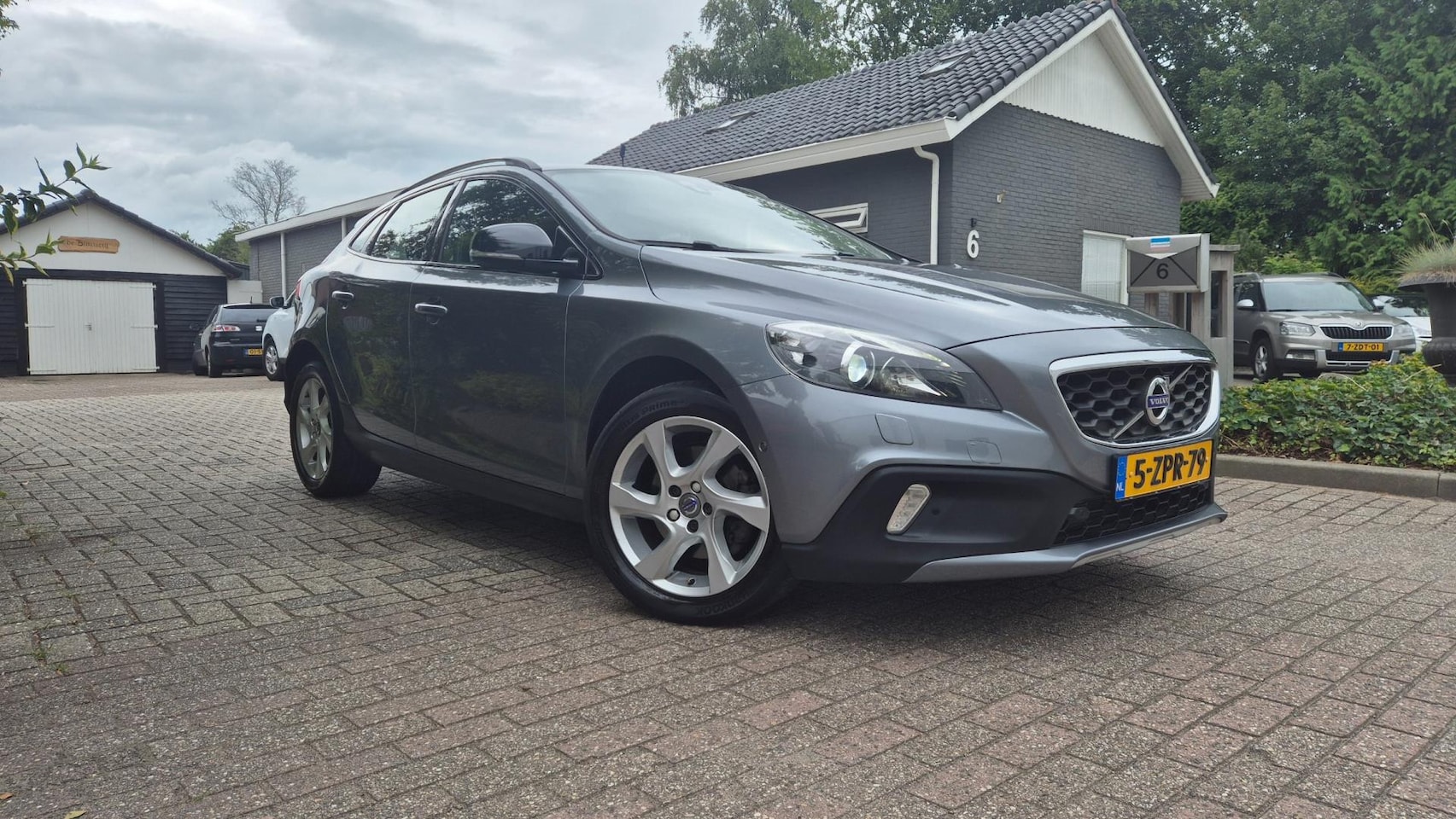 Volvo V40 Cross Country - 1.6 D2 Ocean Race LEDER-NAVI-BJ 2015 - AutoWereld.nl