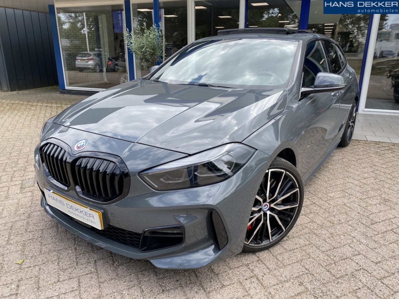 BMW 1-serie - 118i Exe H/K, Pano, Stoelver, M-sport - AutoWereld.nl