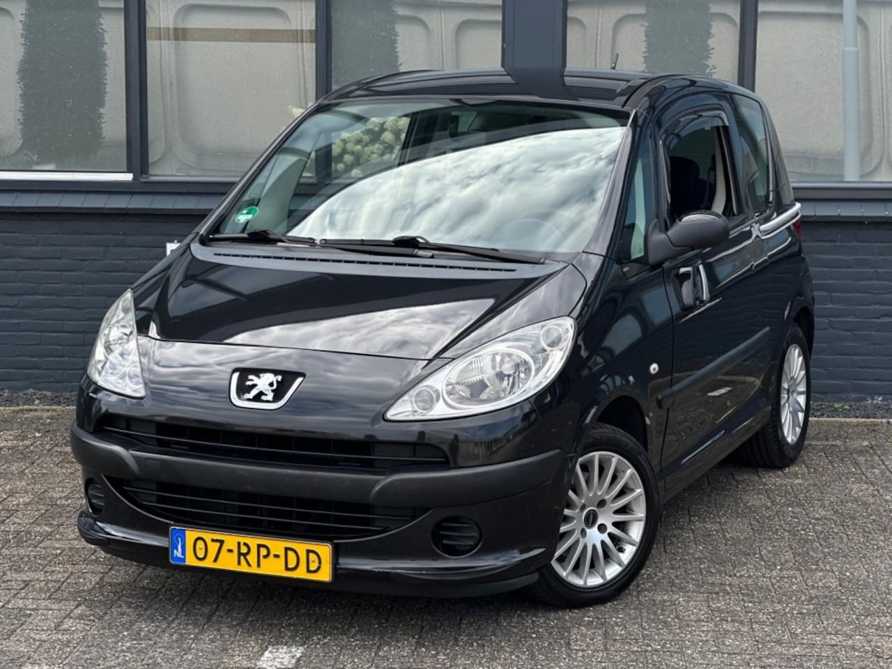 Peugeot 1007 - 1.4 Urban |Nieuwe APK |Elek.Deuren |Stuurbkr |NAP - AutoWereld.nl