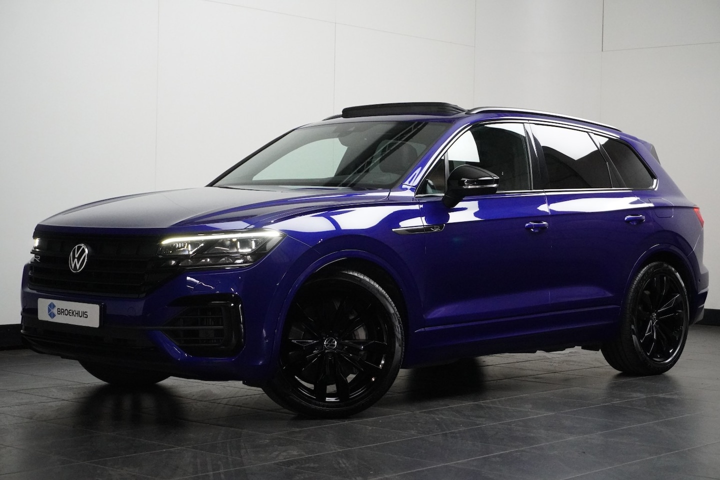 Volkswagen Touareg - R 4 Motion e-Hybride | Camera | 21 inch | Navigatie | Stoelverw. | Luchtvering - AutoWereld.nl