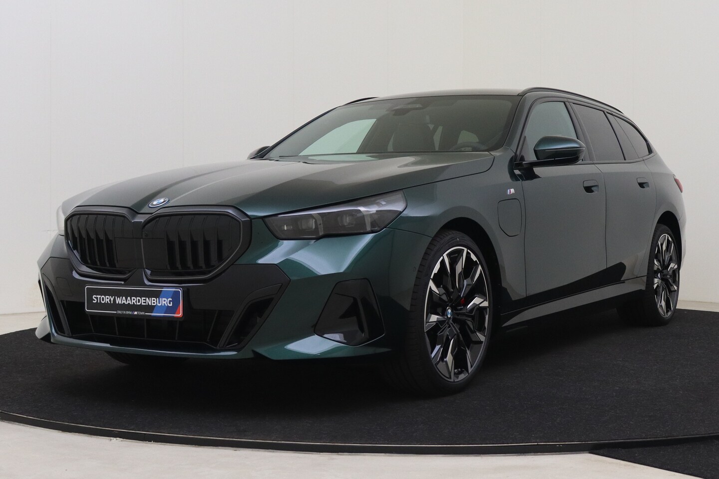 BMW 5-serie Touring - 530e M Sport Automaat / Panoramadak / Trekhaak / Bowers & Wilkins /  Adaptief onderstel pr - AutoWereld.nl