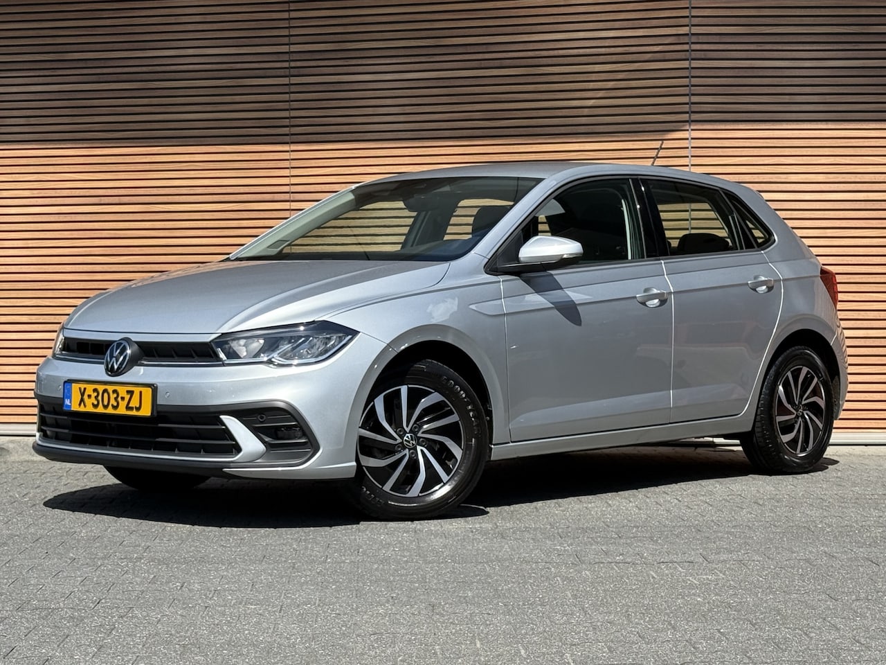 Volkswagen Polo - 1.0 TSI Live Business Clima / Lm velg / Camera / PDC / Carplay / stoelverwarming enz - AutoWereld.nl