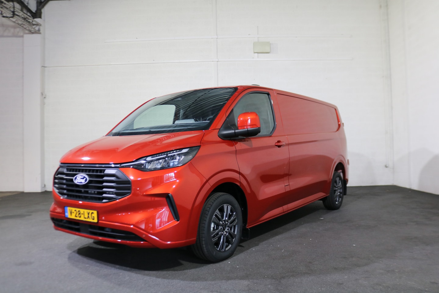 Ford Transit Custom - 2.0 TDci L2 H1 Limited Airco Navigatie Apple Carplay (wordt verwacht) - AutoWereld.nl