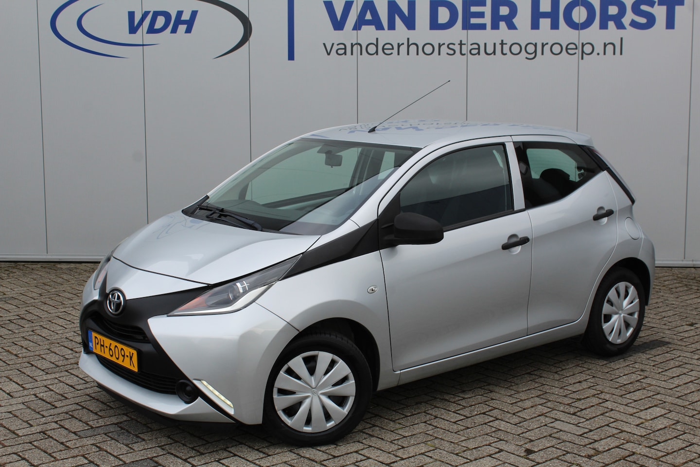 Toyota Aygo - 1.0-70pk VVT-i x-fun 5drs. Keurige Toyota Aygo 5drs. Slechts 24,- wegenbelasting per mnd. - AutoWereld.nl