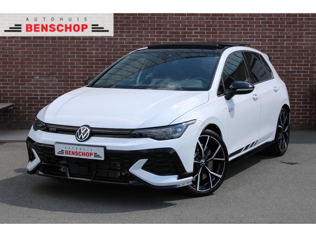 Volkswagen Golf - 2.0 TSI 300PK GTI CLUBSPORT |AKRAPOVIC|PANO-DAK|DCC-PRO|IQ-MATRIX| - AutoWereld.nl