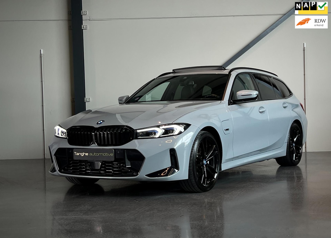 BMW 3-serie Touring - 330e M-Sport, Panodak, Trekhaak, Elektrische Stoelen, Brooklyn Grau - AutoWereld.nl
