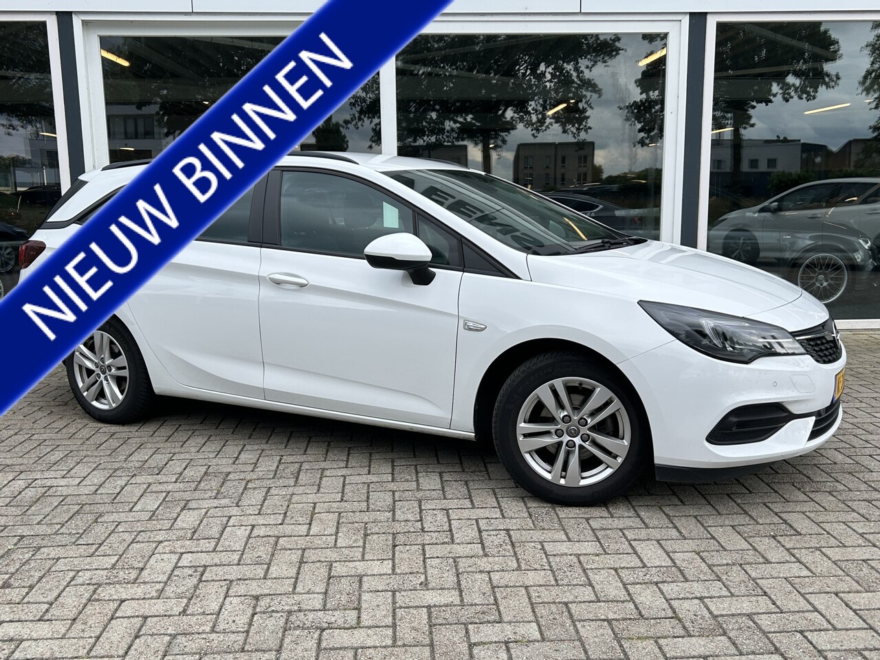 Opel Astra Sports Tourer - 1.2 Edition 50% deal 5.975,- ACTIE Trekhaak / LED / Navi / Sportstoelen - AutoWereld.nl