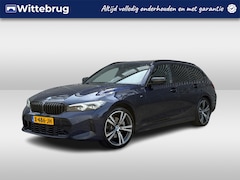 BMW 3-serie Touring - 320e 204PK / Pano / Navigatie / App connect / Lichtmetaal 19 inch / Half leer/alcantra /