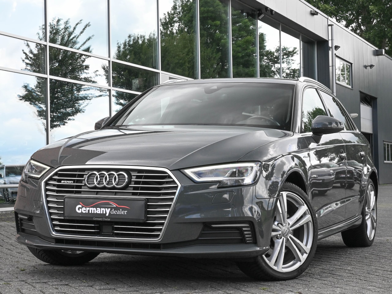 Audi A3 Sportback - 1.4 e-tron 204pk Lease Edition Nanogrijs ACC Keyless CarPlay/Android Auto Park.sensoren - AutoWereld.nl