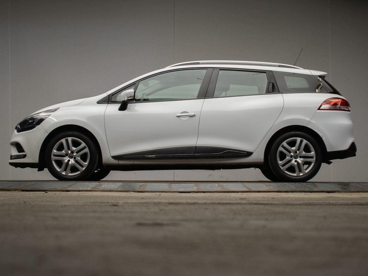 Renault Clio Estate - 0.9 TCe Zen (NAVI,LED,CRUISE,CLIMATE,SPORTSTOELEN,GETINT,LM VELGEN,PDC,NETTESTAAT) - AutoWereld.nl