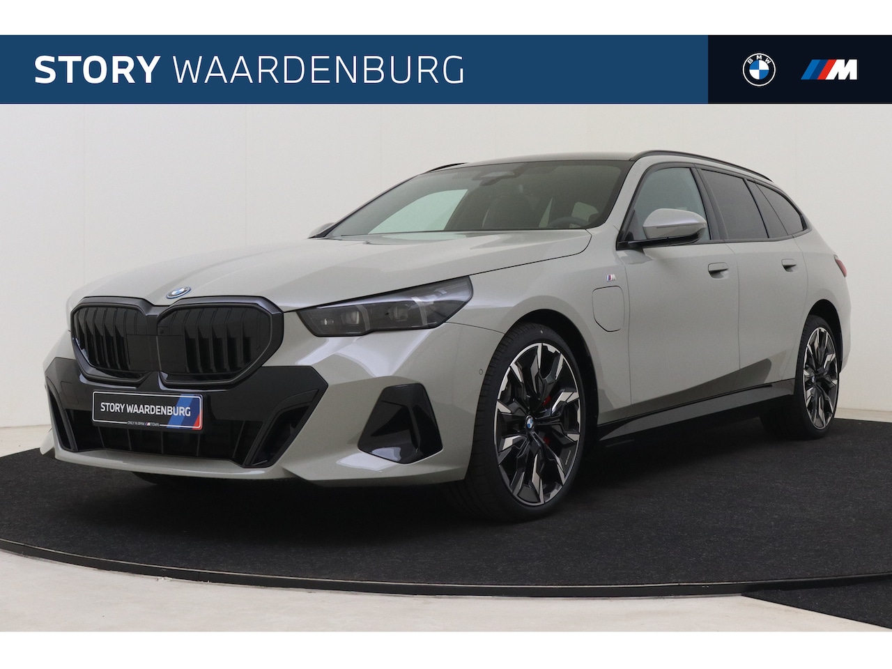 BMW 5-serie Touring - 550e xDrive M Sport Automaat / Panoramadak / Trekhaak / Bowers & Wilkins / M Multifunction - AutoWereld.nl