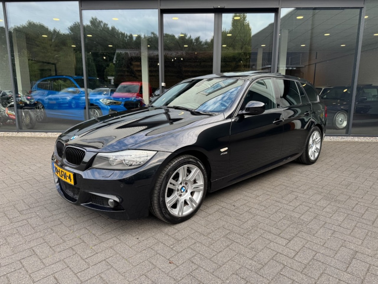 BMW 3-serie Touring - 325Xi 218pk Touring M-Sport Pakket ,Full Options ,Pano,Leer,NaviPro,HarmanCardon - AutoWereld.nl