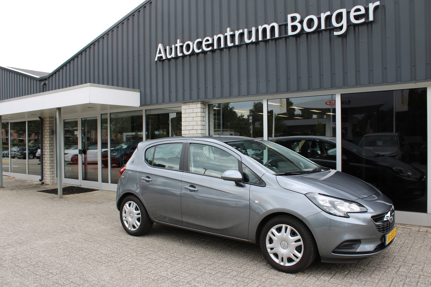Opel Corsa - 1.4 Favourite airco/cruise /audio/blue tooth - AutoWereld.nl
