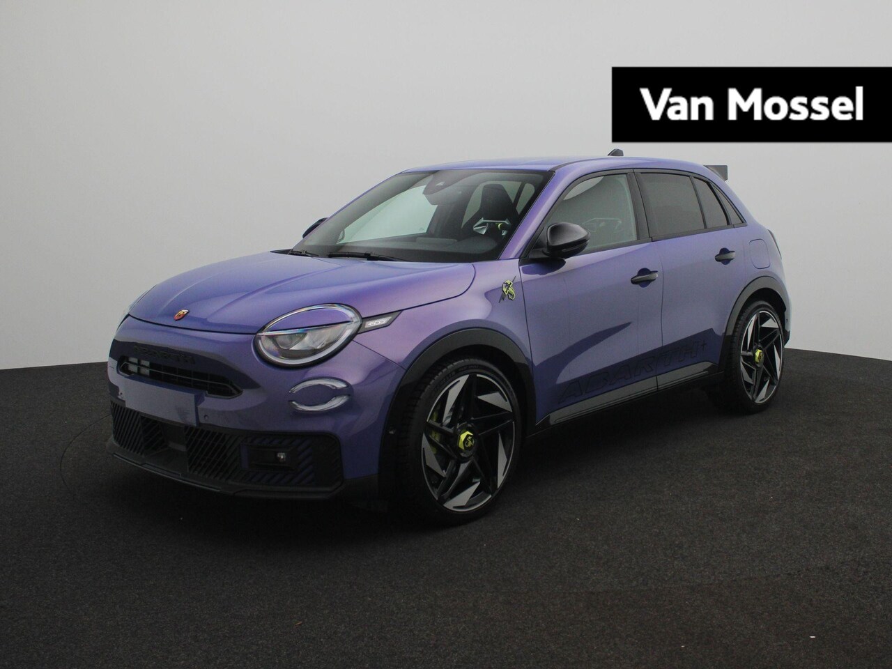 Fiat 600e - Abarth Scorpionissima 54 kWh | 20'' LM. Velgen | Sabelt Performance Sportstoelen | Mechani - AutoWereld.nl
