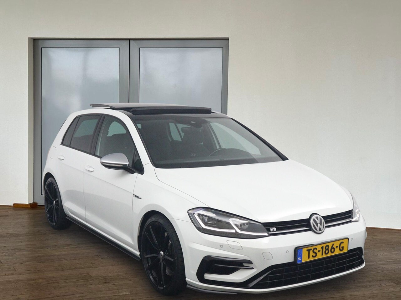 Volkswagen Golf - 7.5 R 4Motion 2.0 TSI*AKRAPROVIC*DSG*PANO*CAM*ACC - AutoWereld.nl