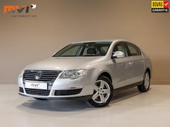 Volkswagen Passat - 2.0 FSI Comfortline Business / 150pk / Trekhaak / Automatische klimaatregeling /