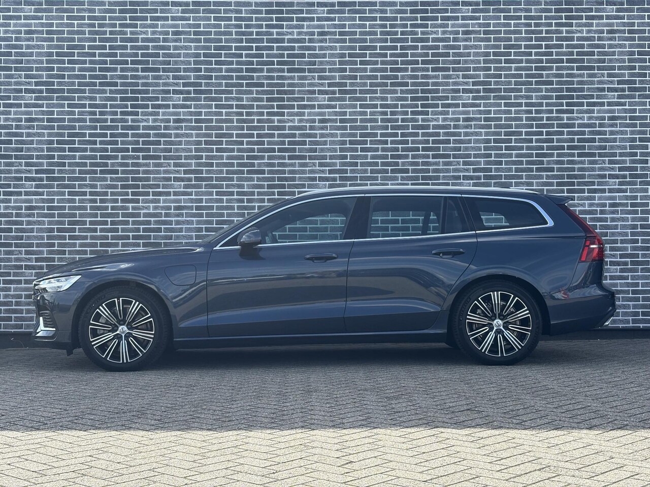 Volvo V60 - 2.0 T6 Plug-in hybrid AWD Plus Bright | Long Range | Panoramadak | Parkeercamera | Stoel/S - AutoWereld.nl