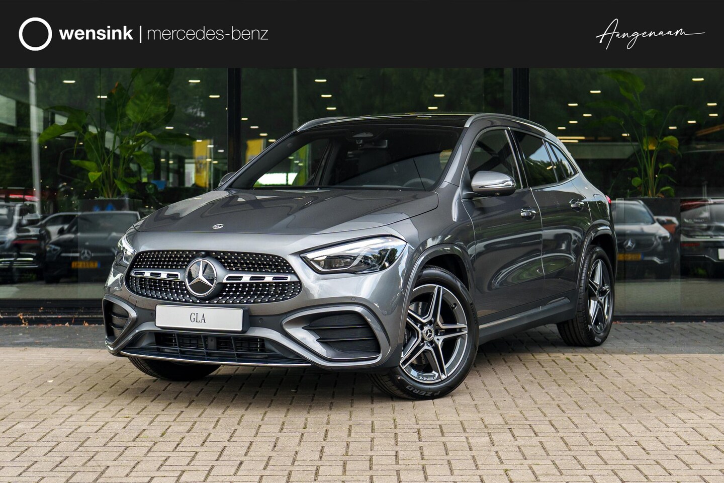 Mercedes-Benz GLA-Klasse - 180 Business Solution AMG | Panoramaschuifdak | Premium Plus | head-up display | Trekhaak - AutoWereld.nl