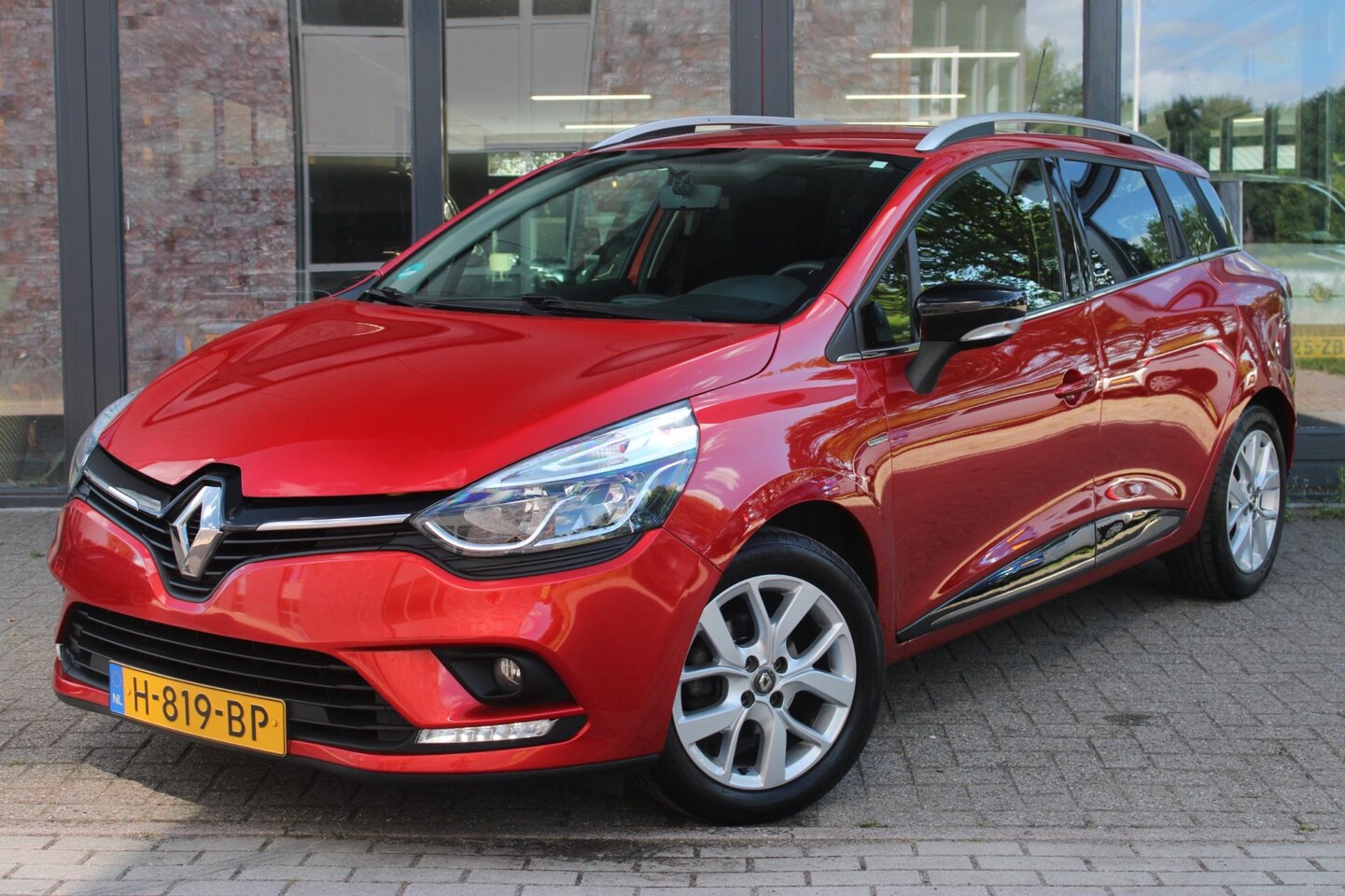 Renault Clio Estate - 0.9 TCe Limited | Cruise Control | Telefoonvoorbereiding |Keyless | Navigatie | Airco | - AutoWereld.nl