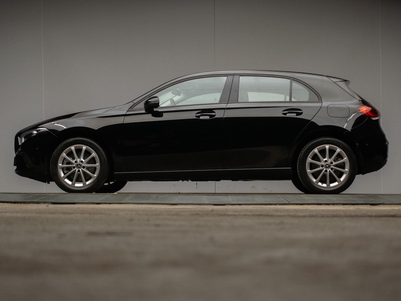 Mercedes-Benz A-klasse - 250 e Premium Plus Sport (APPLE CARPLAY,NAVI,CARBON INTERIEUR,MATRIX LED,CRUISE,LED,KEYLES - AutoWereld.nl
