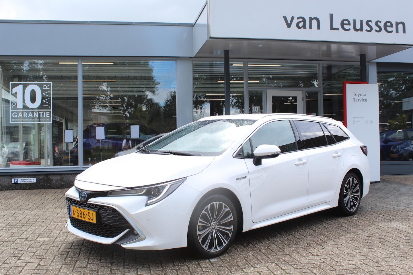 Toyota Corolla Touring Sports - 1.8 HYBRID EXECUTIVE HEAD-UP NAVI STOELVERW KEYLESS APPLE/ANDROID PARK-SENSOREN DRAADLOOS- - AutoWereld.nl