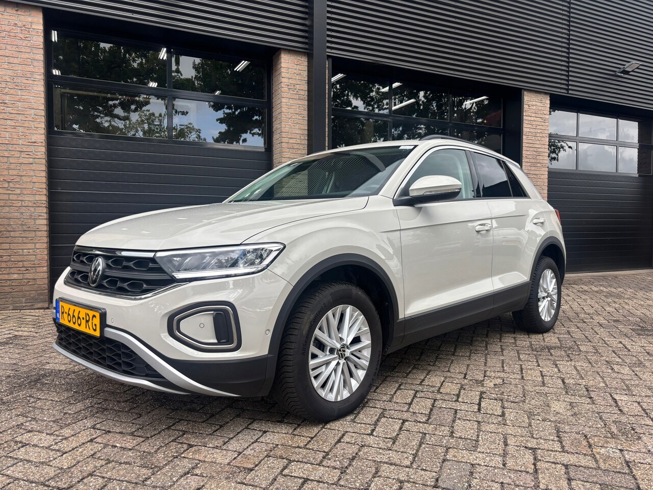 Volkswagen T-Roc - 1.0 TSI Life Camera,PDC,Trekhaak,Navi,Led,Carplay - AutoWereld.nl