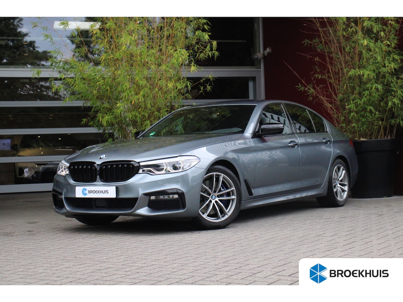 BMW 5-serie - 530i High Executive | M Sport | Camera | Memory | Sfeerverlichting | Stoelverwarming - AutoWereld.nl