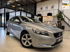 Volvo V40 - 2.0 T2 Momentum NAP Cruise control Bluetooth Navigatie Led Parkeersensoren Trekhaak