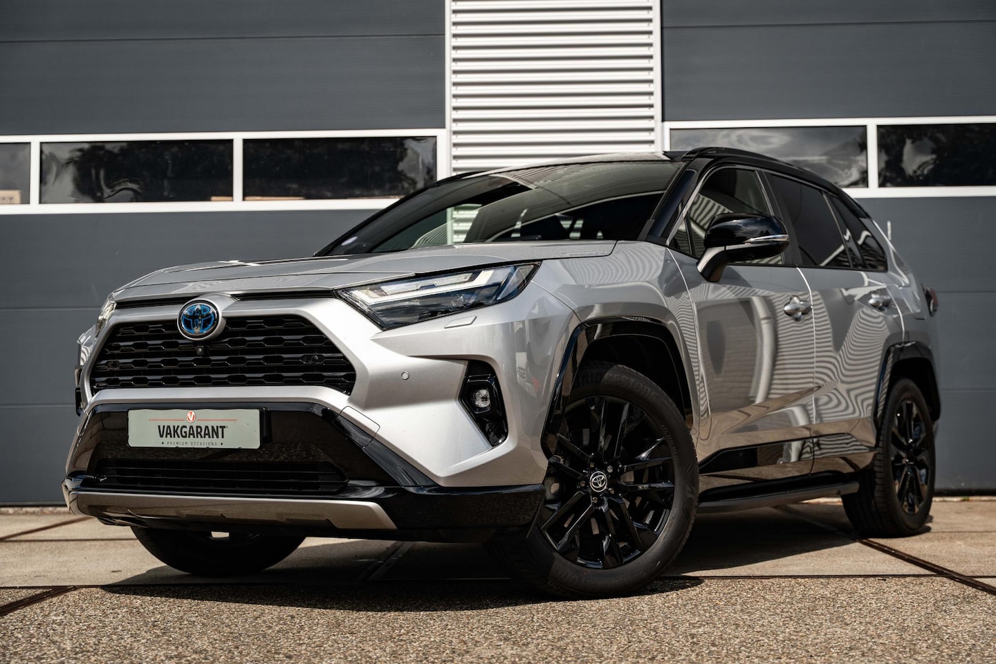 Toyota RAV4 - 2.5 PHEV AWD Bi-Tone |Pano |360° |JBL |Trekhaak |Alcantara - AutoWereld.nl
