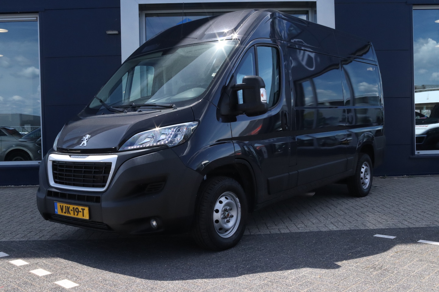 Peugeot Boxer - 333 2.2 BlueHDi 140 L2H2 Premium | Cruise Control | Trekhaak | Navi | Carplay | Camera | - AutoWereld.nl