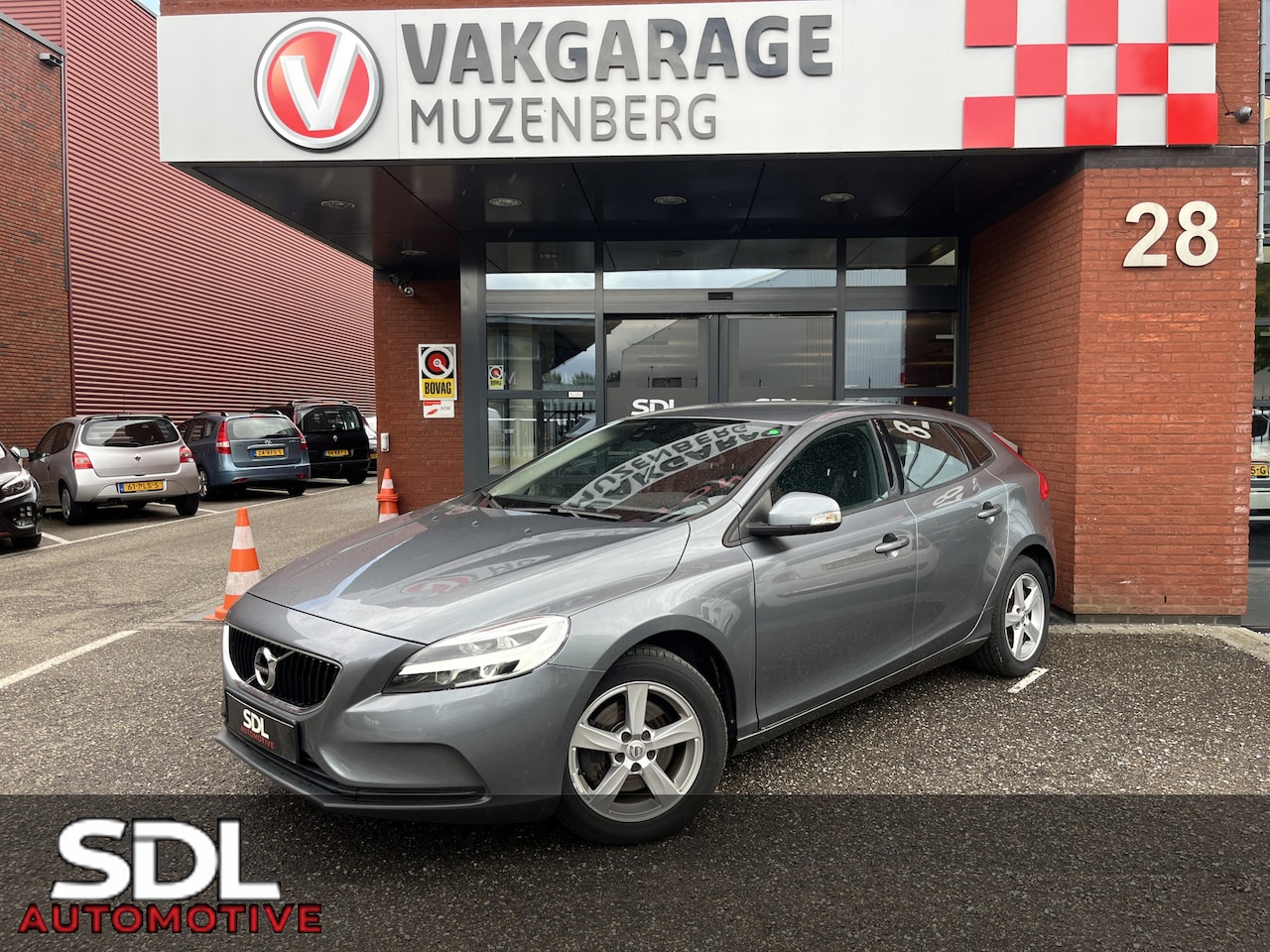 Volvo V40 - 2.0 T2 Nordic // CRUISE // CLIMA // CAMERA+SENSOREN // NAVI // STOELVERWARMING // - AutoWereld.nl