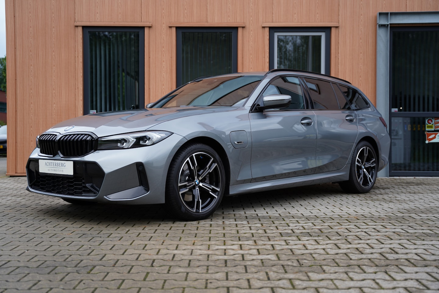BMW 3-serie Touring - 330e | Facelift | M-Sport | Skyscraper - AutoWereld.nl