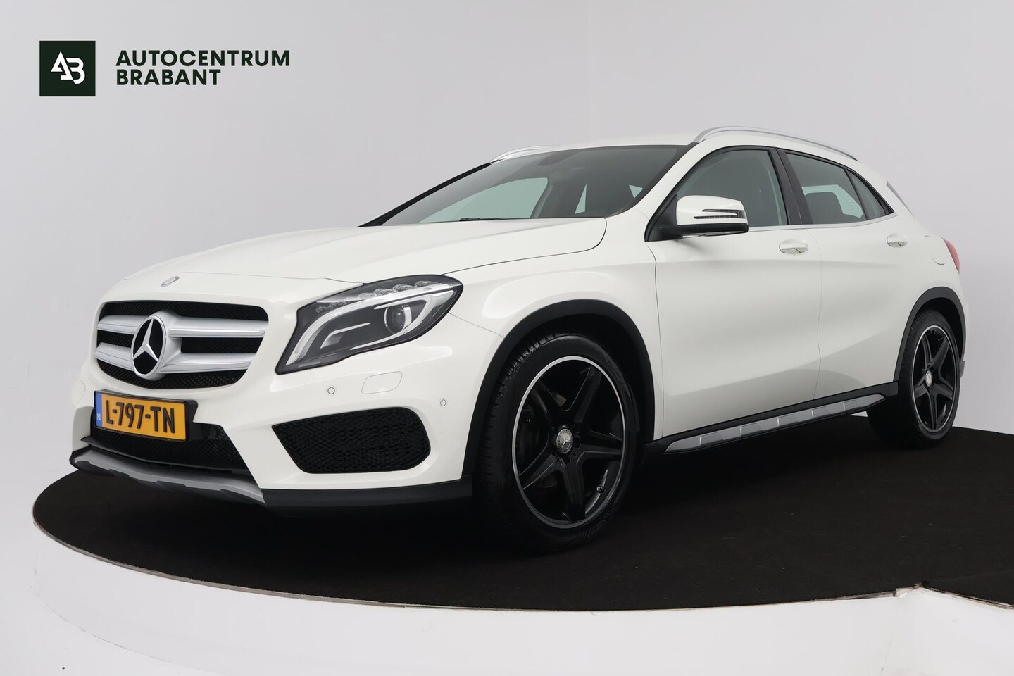 Mercedes-Benz GLA-Klasse - 200 Prestige (TREKHAAK, STOELVERWARMING, ACHTERUITRIJCAMERA, NAVIGATIE, PARKEERSENSOREN) - AutoWereld.nl