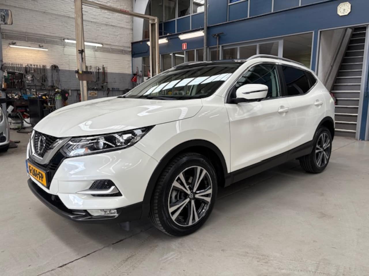 Nissan Qashqai - 1.3 DIG-T 140pk N-Connecta | Pearl white | Apple carplay | Navigatie | Panoramadak | 360* - AutoWereld.nl