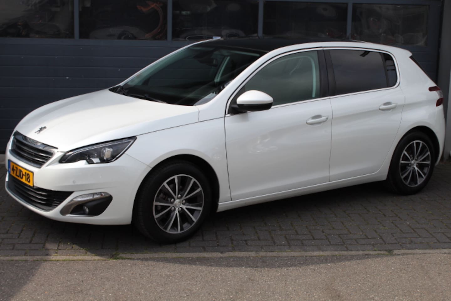 Peugeot 308 - 1.2 PureTech Allure Pano, Cruise, Climatecontrol, Parkeersensoren, LM Velgen - AutoWereld.nl